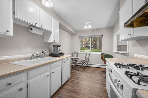 Tiny photo for 1311 S Finley Road #104, Lombard, IL 60148 (MLS # 12519707)