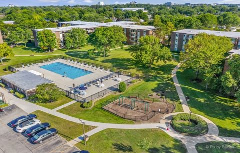 Tiny photo for 1311 S Finley Road #104, Lombard, IL 60148 (MLS # 12519707)