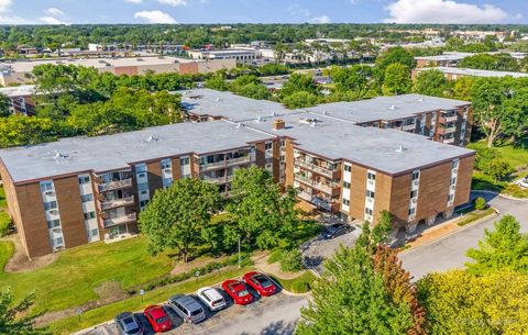 Tiny photo for 1311 S Finley Road #104, Lombard, IL 60148 (MLS # 12519707)