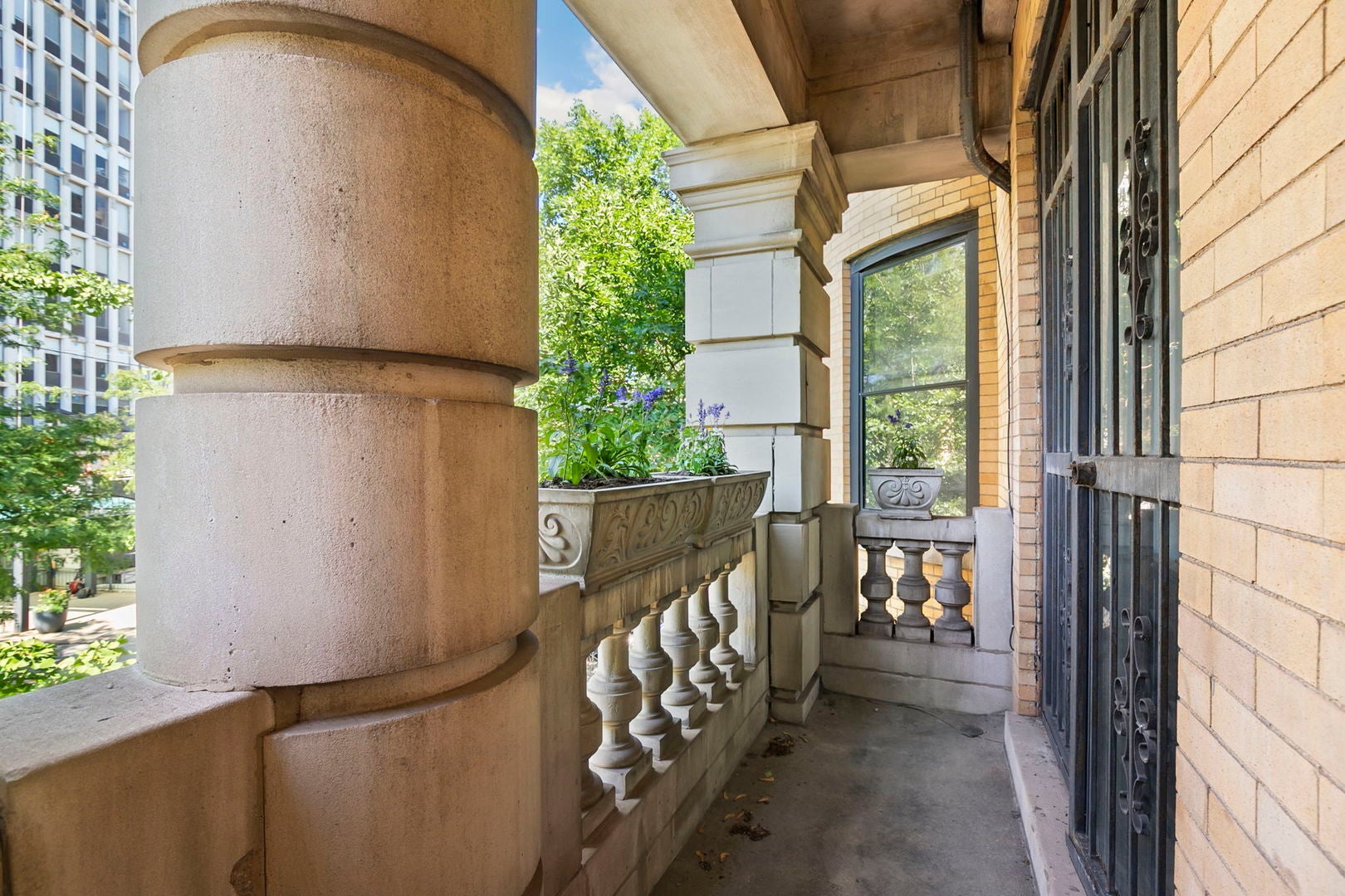 453 W Fullerton Parkway 2E