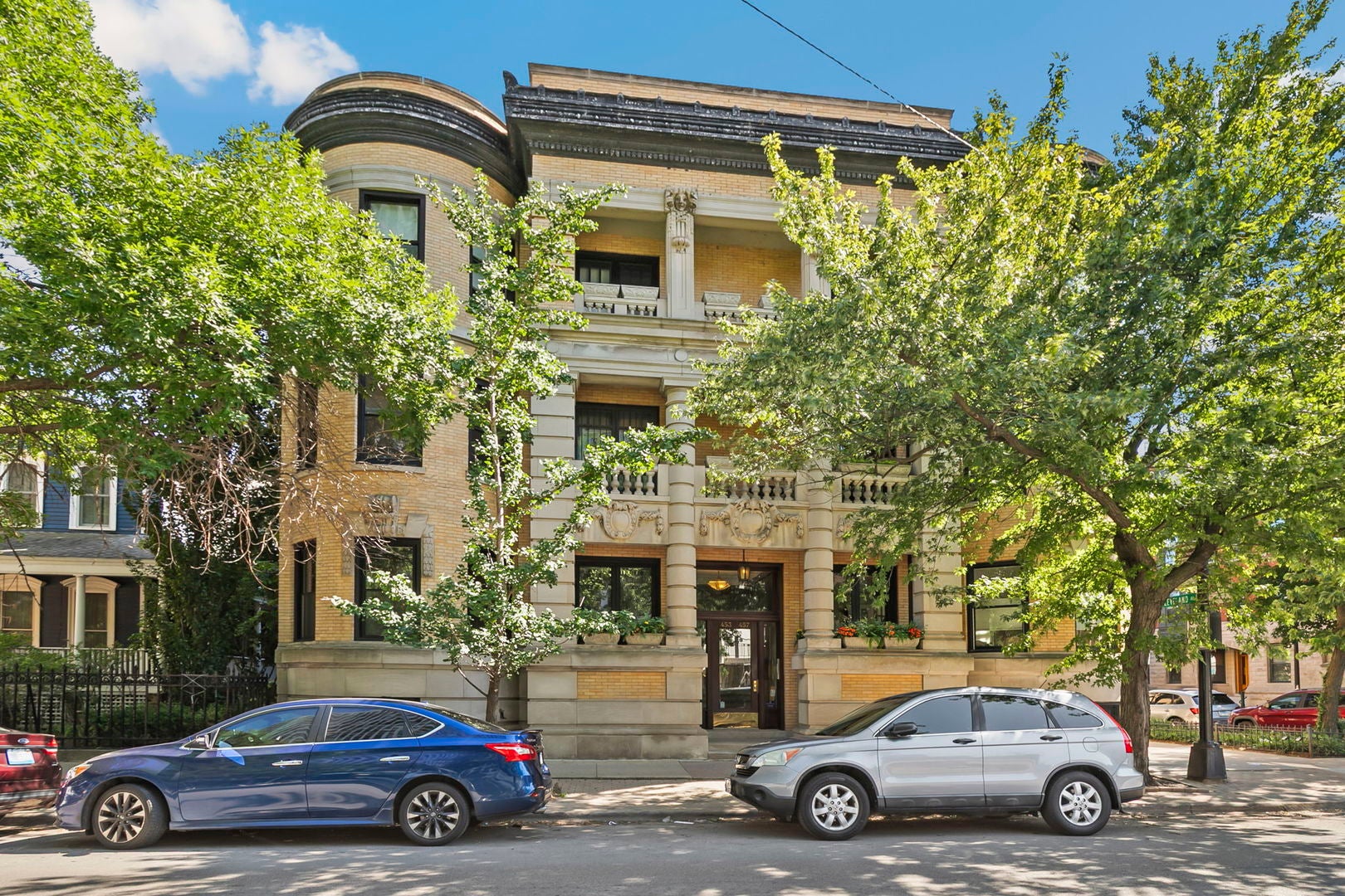 453 W Fullerton Parkway 2E