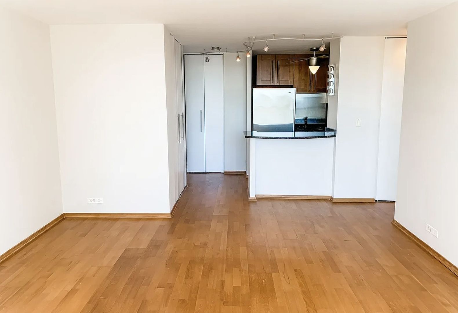 70 W Burton Place 1608