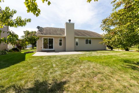 Tiny photo for 2 Melbourne Court, Lake In The Hills, IL 60156 (MLS # 12468155)