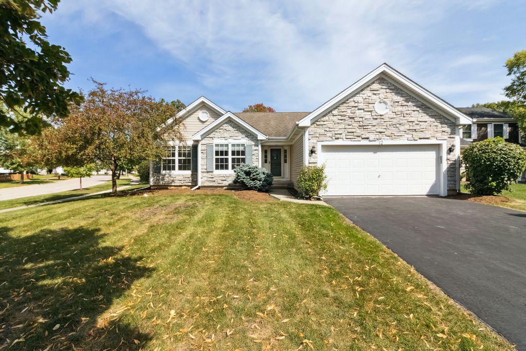 Photo for 2 Melbourne Court, Lake In The Hills, IL 60156 (MLS # 12468155)