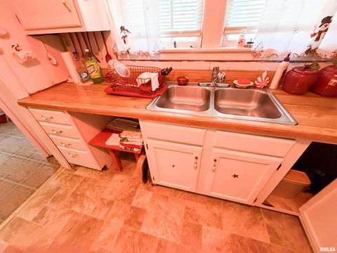 Tiny photo for 601 E LAFAYETTE Street, Olney, IL 62450 (MLS # EB460613)