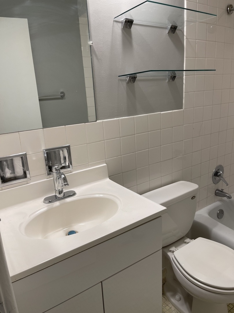 510 W Fullerton Parkway 204