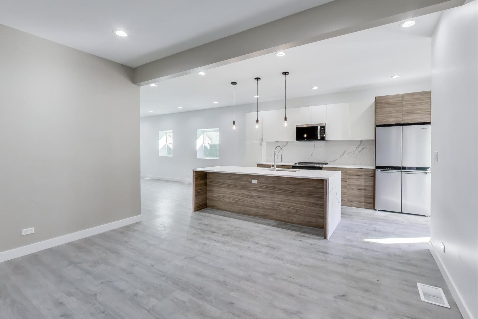 1721 W Arthur Avenue