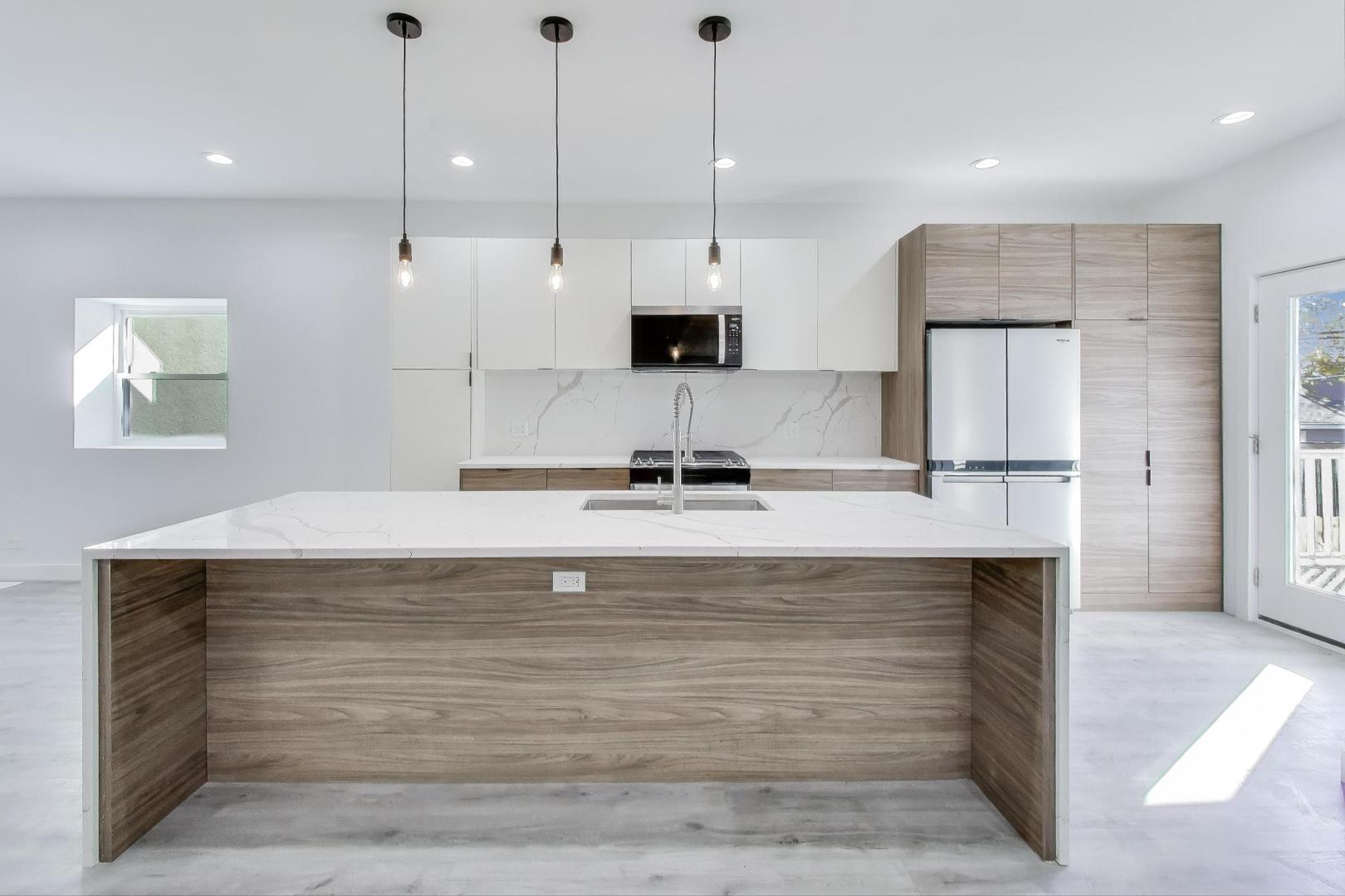 1721 W Arthur Avenue