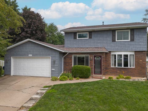 Tiny photo for 2604 E 34th Street Court, Davenport, IA 52807 (MLS # 12627160)