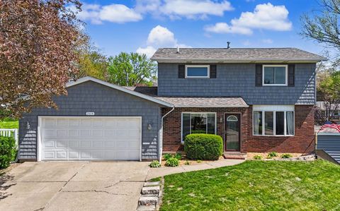 Photo of 2604 E 34th Street Court, Davenport, IA 52807 (MLS # 12627160)