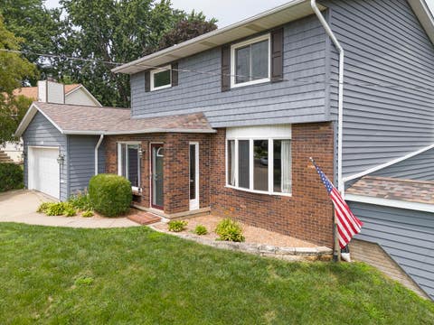 Photo of 2604 E 34th Street Court, Davenport, IA 52807 (MLS # 12627160)