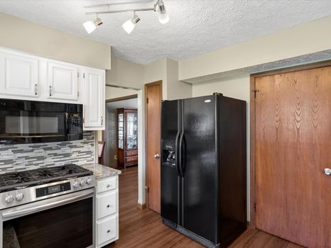 Tiny photo for 2604 E 34th Street Court, Davenport, IA 52807 (MLS # 12627160)