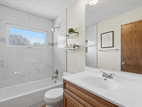 Tiny photo for 2604 E 34th Street Court, Davenport, IA 52807 (MLS # 12627160)