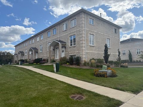 Photo of 183 N EAST RIVER Road #C1, Des Plaines, IL 60016 (MLS # 12516966)