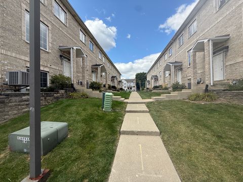 Tiny photo for 183 N EAST RIVER Road #C1, Des Plaines, IL 60016 (MLS # 12516966)