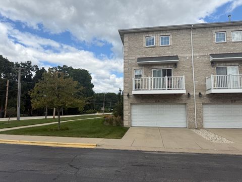Tiny photo for 183 N EAST RIVER Road #C1, Des Plaines, IL 60016 (MLS # 12516966)