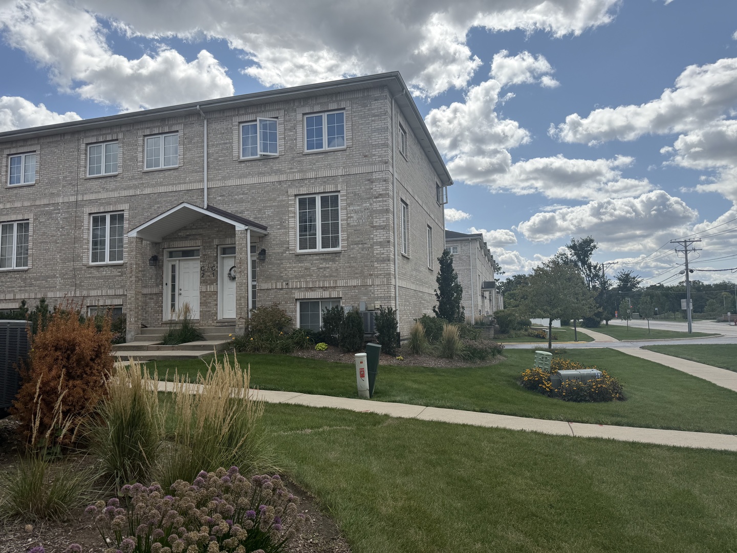 183 N EAST RIVER Road C1