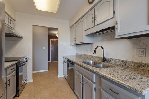 Tiny photo for 7710 Dempster St #404, Morton Grove, IL 60053 (MLS # 12547308)