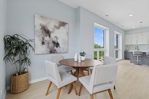 Tiny photo for 5830 N Lincoln Avenue #2E, Chicago, IL 60659 (MLS # 12506852)