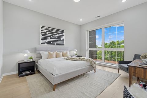 Tiny photo for 5830 N Lincoln Avenue #2E, Chicago, IL 60659 (MLS # 12506852)