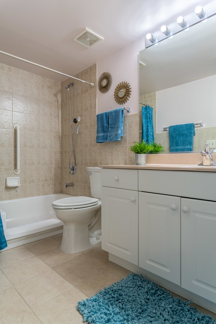 Niles, Illinois 60714, United States, 2 Bedrooms Bedrooms, ,1 BathroomBathrooms,Residential,Active,248992