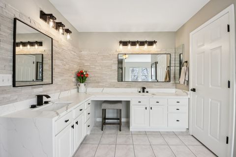 Tiny photo for 1138 Ridgewood Circle, Lake In The Hills, IL 60156 (MLS # 12607690)