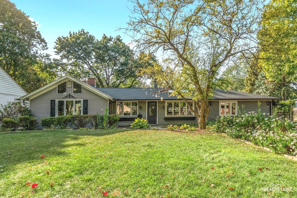 Photo for 911 S 7th Street, St. Charles, IL 60174 (MLS # 12502328)