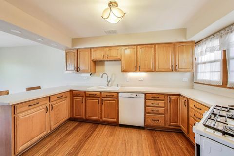 Tiny photo for 810 Thornwood Drive, St. Charles, IL 60174 (MLS # 12469523)