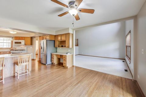 Tiny photo for 810 Thornwood Drive, St. Charles, IL 60174 (MLS # 12469523)