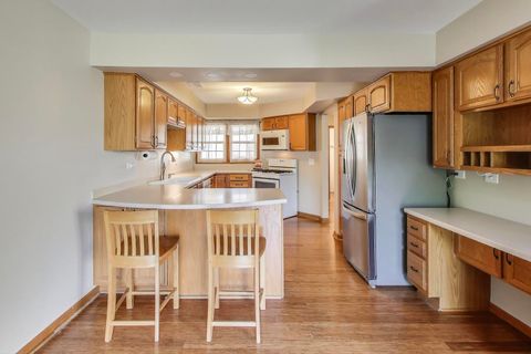 Tiny photo for 810 Thornwood Drive, St. Charles, IL 60174 (MLS # 12469523)