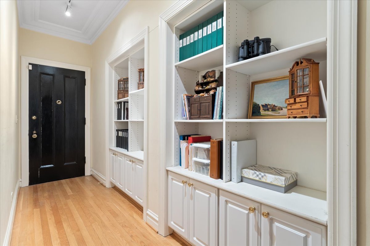 230 E Delaware Place 1E