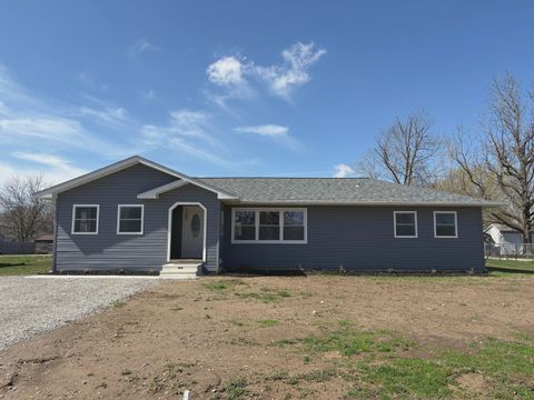 Photo of 504 Westhaven Drive, Centralia, IL 62801 (MLS # EB460504)