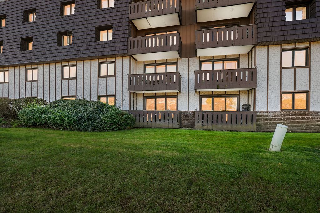 Photo for 13200 W Heiden Circle #2105, Lake Bluff, IL 60044 (MLS # 12490336)