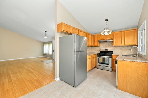 Tiny photo for 19 Elmwood Square, Indian Head Park, IL 60525 (MLS # 12706403)