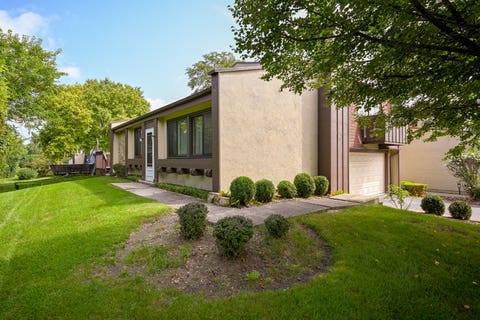 Photo of 19 Elmwood Square, Indian Head Park, IL 60525 (MLS # 12706403)