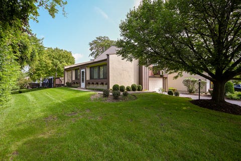 Tiny photo for 19 Elmwood Square, Indian Head Park, IL 60525 (MLS # 12706403)