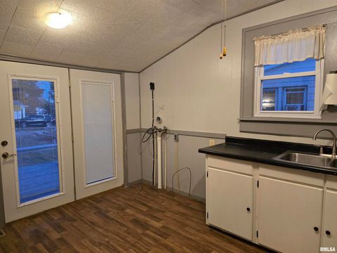 Tiny photo for 1028 S ROOSEVELT Street, Harrisburg, IL 62946 (MLS # EB460364)