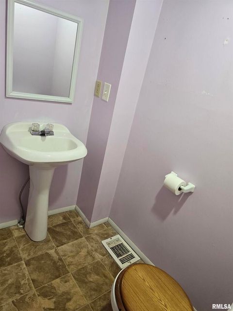 Tiny photo for 1028 S ROOSEVELT Street, Harrisburg, IL 62946 (MLS # EB460364)