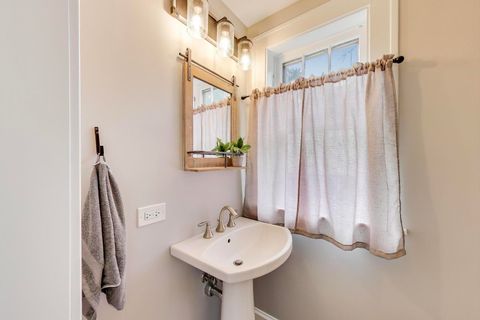 Tiny photo for 634 N Prairie Avenue, Mundelein, IL 60060 (MLS # 12460945)