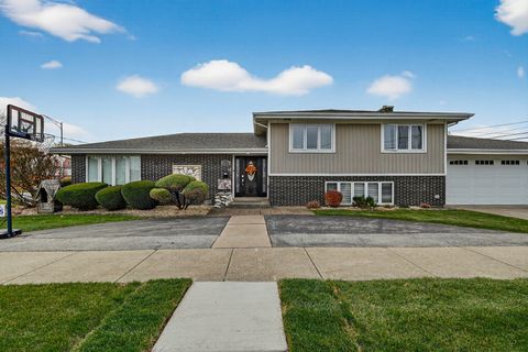 Photo of 8400 S NEW ENGLAND Avenue, Burbank, IL 60459 (MLS # 12524680)