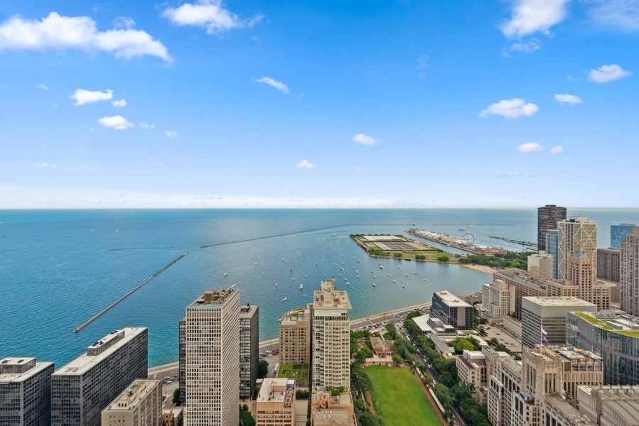 Chicago, Illinois 60611, United States, 3 Bedrooms Bedrooms, ,4 BathroomsBathrooms,Residential,Active,204115