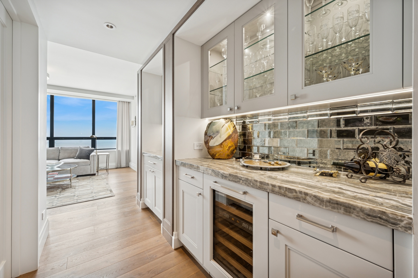 Chicago, Illinois 60611, United States, 3 Bedrooms Bedrooms, ,4 BathroomsBathrooms,Residential,Active,204115