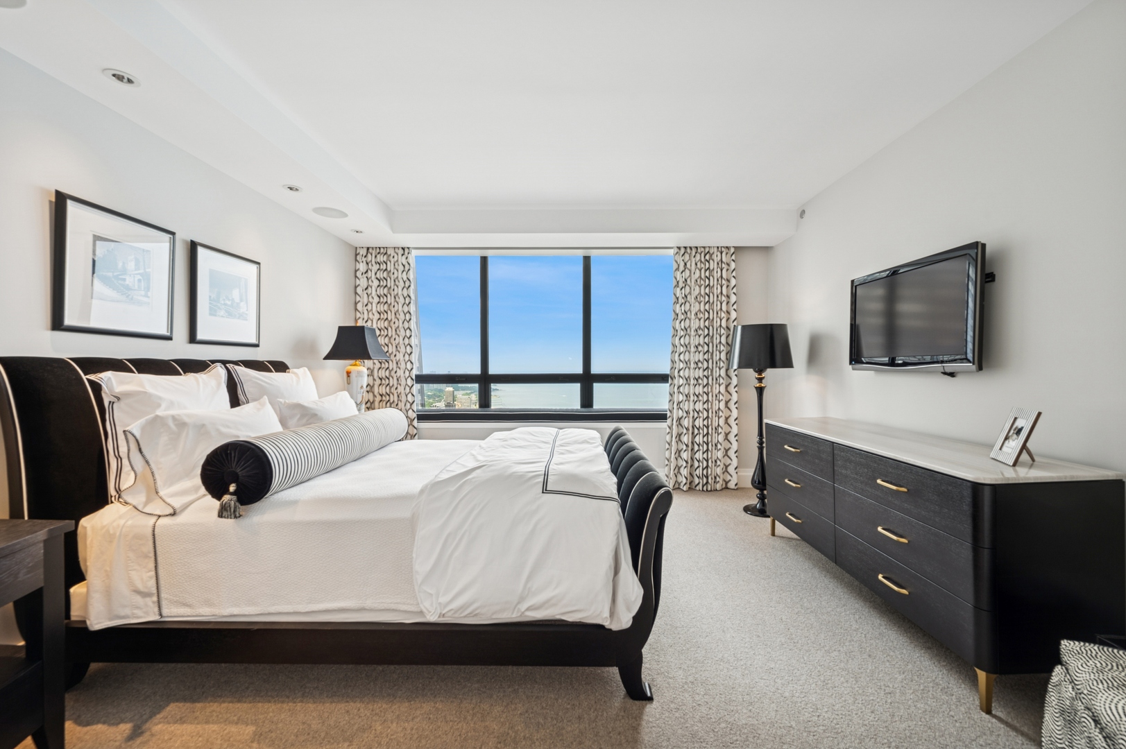 Chicago, Illinois 60611, United States, 3 Bedrooms Bedrooms, ,4 BathroomsBathrooms,Residential,Active,204115