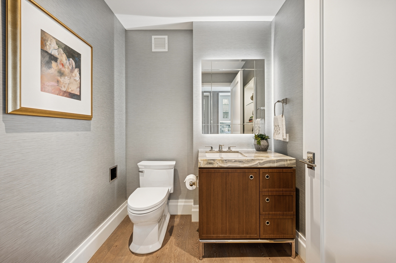 Chicago, Illinois 60611, United States, 3 Bedrooms Bedrooms, ,4 BathroomsBathrooms,Residential,Active,204115