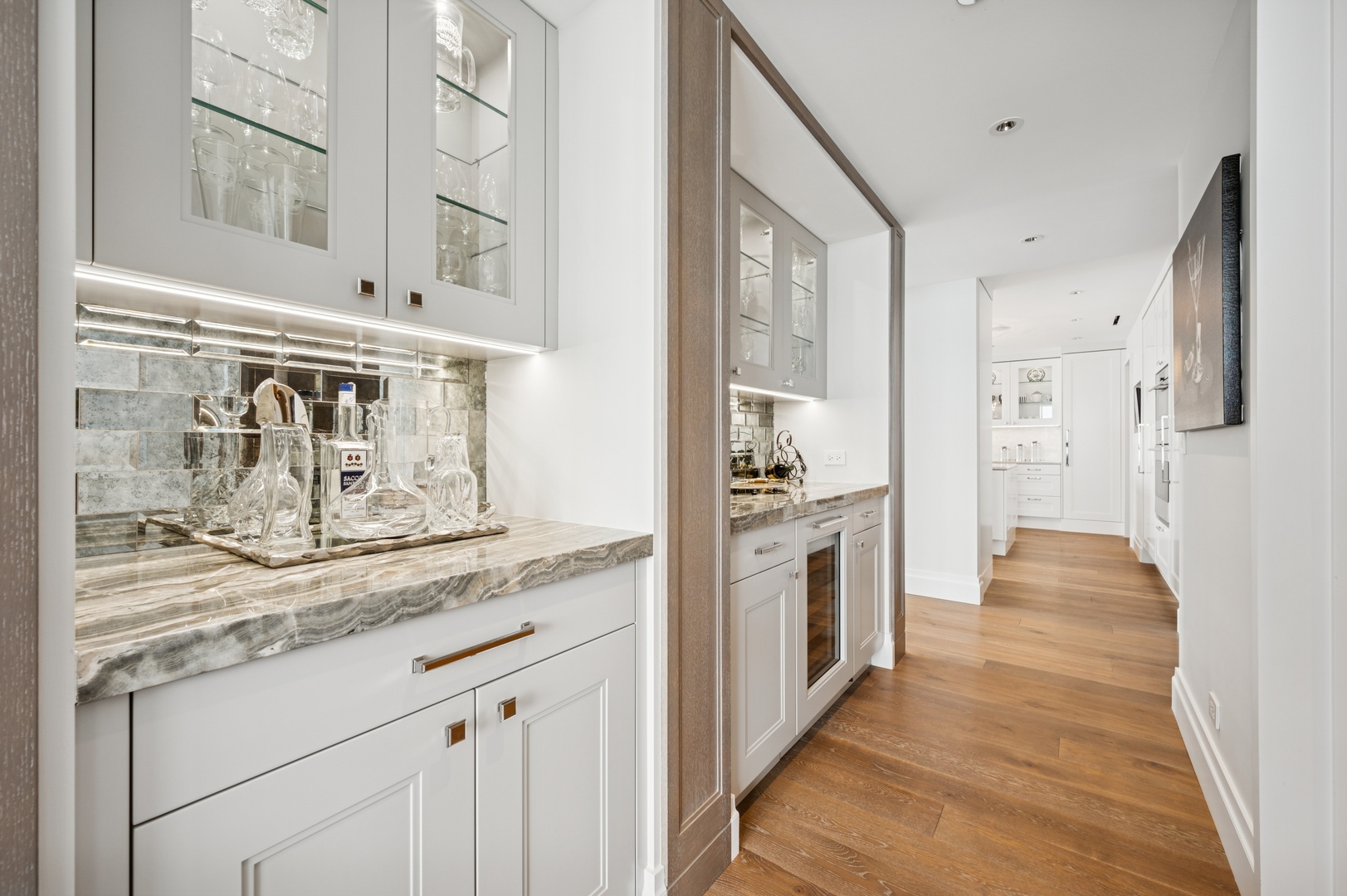 Chicago, Illinois 60611, United States, 3 Bedrooms Bedrooms, ,4 BathroomsBathrooms,Residential,Active,204115