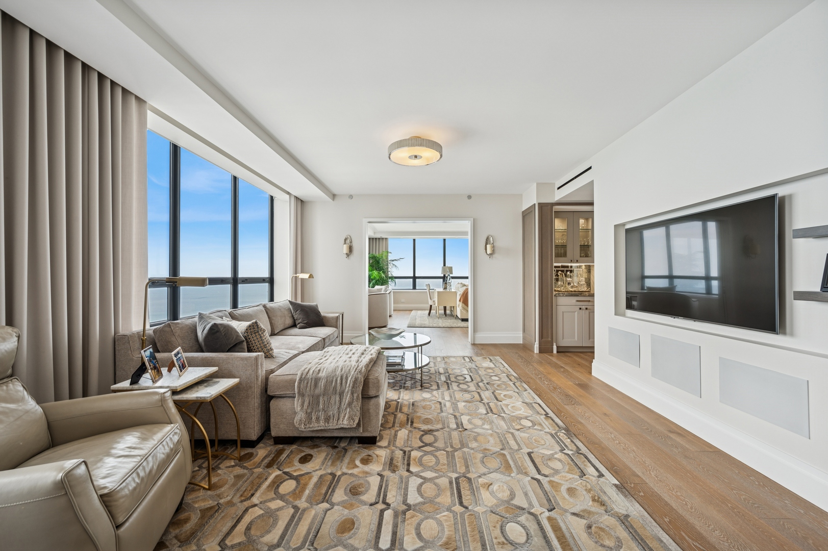 Chicago, Illinois 60611, United States, 3 Bedrooms Bedrooms, ,4 BathroomsBathrooms,Residential,Active,204115