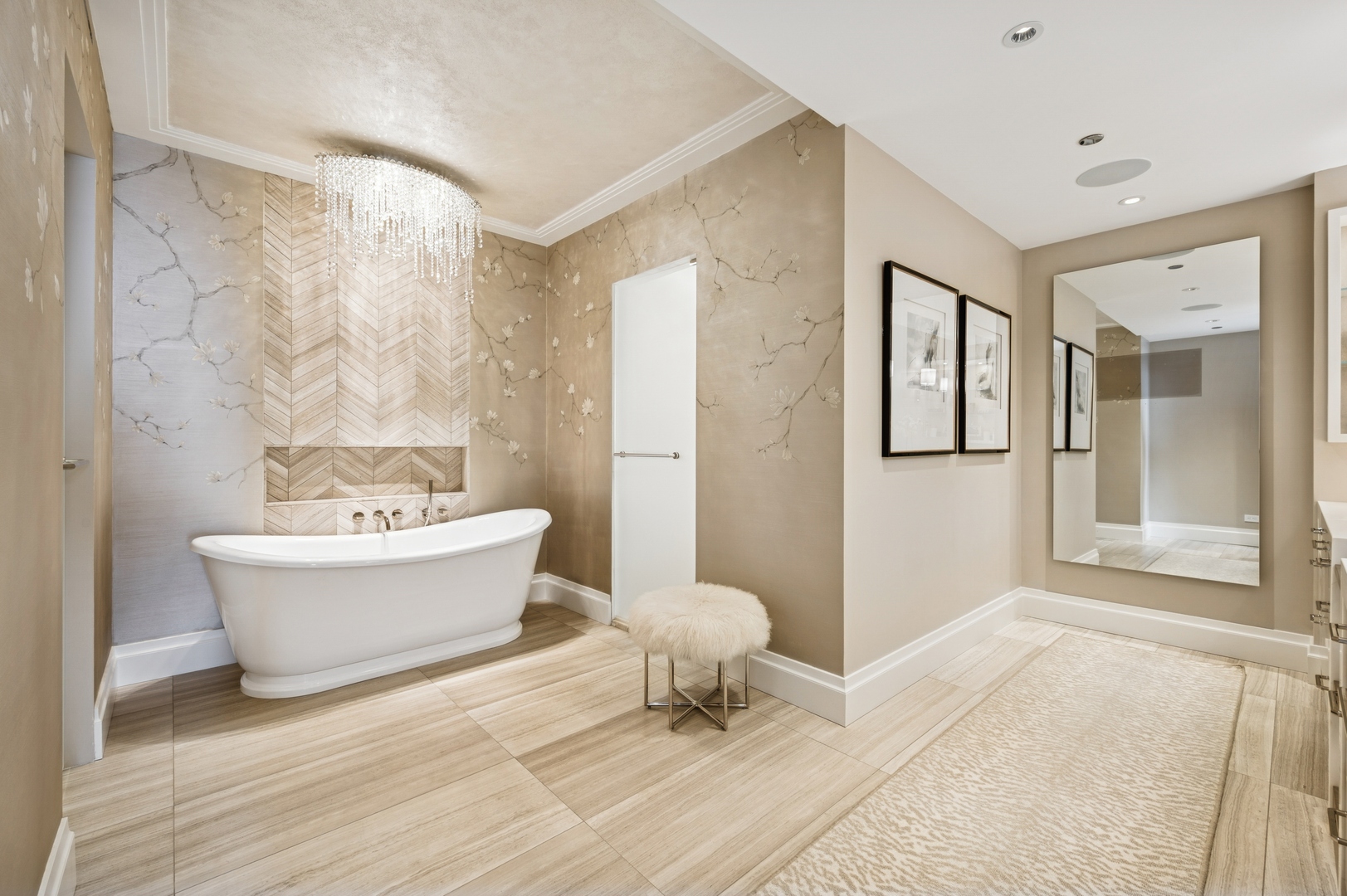 Chicago, Illinois 60611, United States, 3 Bedrooms Bedrooms, ,4 BathroomsBathrooms,Residential,Active,204115