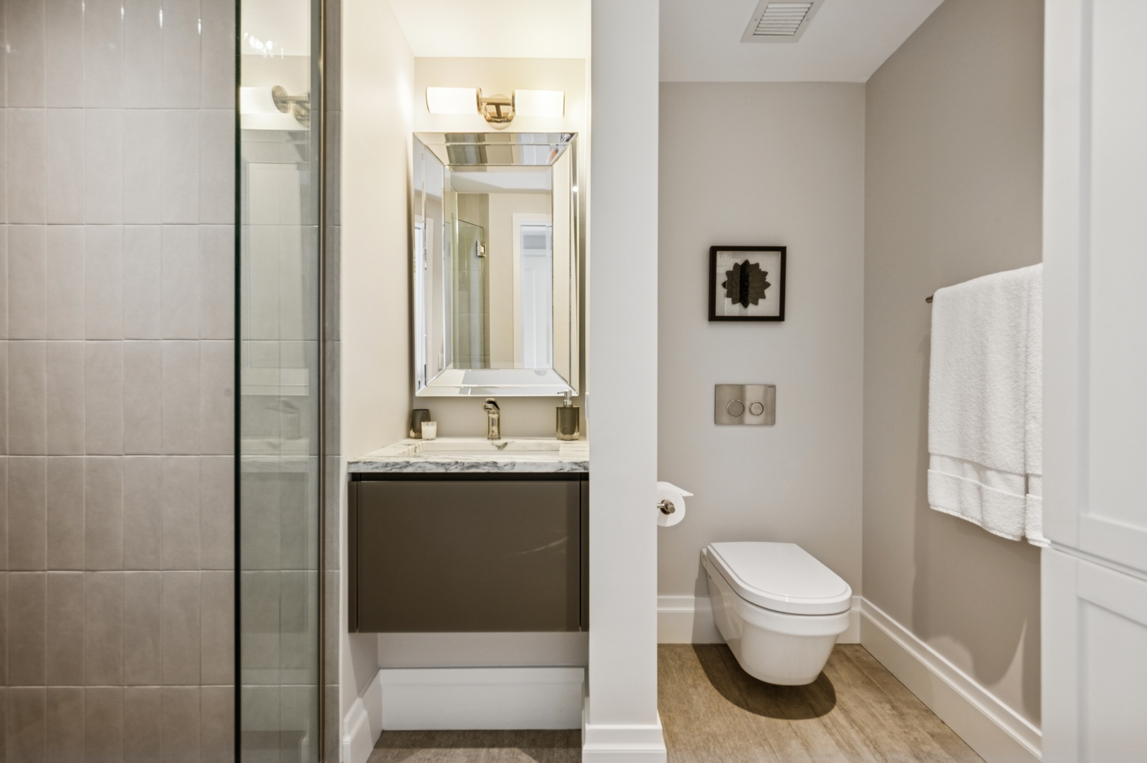 Chicago, Illinois 60611, United States, 3 Bedrooms Bedrooms, ,4 BathroomsBathrooms,Residential,Active,204115