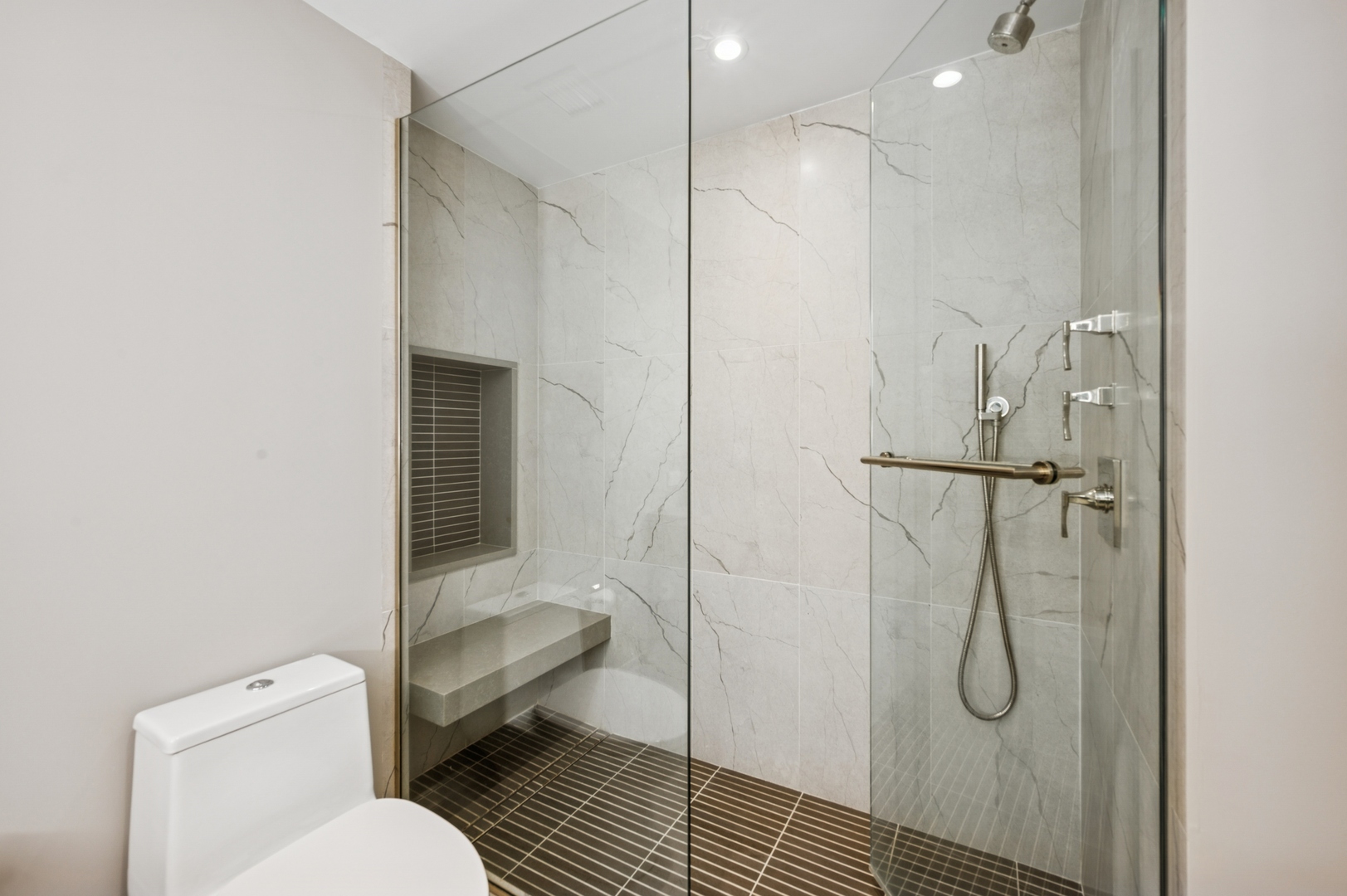 Chicago, Illinois 60611, United States, 3 Bedrooms Bedrooms, ,4 BathroomsBathrooms,Residential,Active,204115