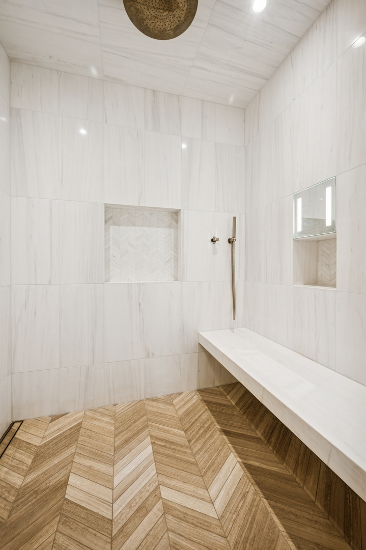 Chicago, Illinois 60611, United States, 3 Bedrooms Bedrooms, ,4 BathroomsBathrooms,Residential,Active,204115